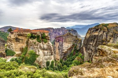 Meteora kaya oluşumları ve Manastırlar
