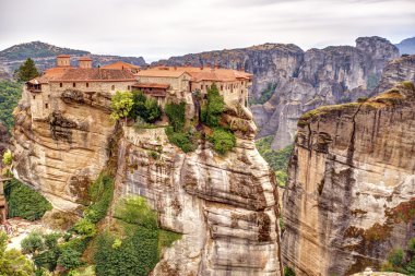 Meteora kaya oluşumları ve Manastırlar