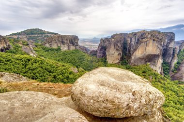Meteora kaya oluşumları ve Manastırlar