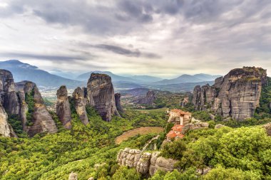 Meteora kaya oluşumları ve Manastırlar