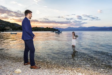 Genç evli çift bir sahil mesire üzerinde