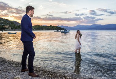 Genç evli çift bir sahil mesire üzerinde