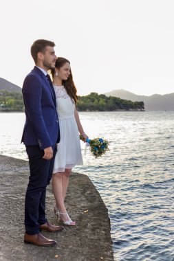 Genç evli çift bir sahil mesire üzerinde