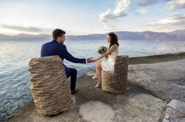 Genç evli çift bir sahil mesire üzerinde