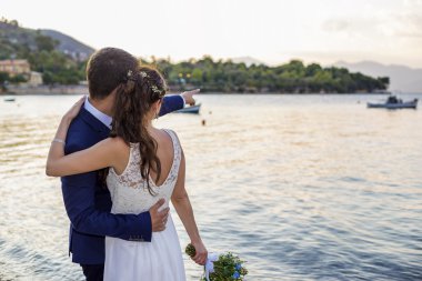 Genç evli çift bir sahil mesire üzerinde