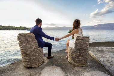 Genç evli çift bir sahil mesire üzerinde