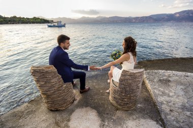 Genç evli çift bir sahil mesire üzerinde