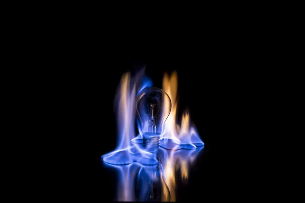 Glödlampa i brand — Stockfoto
