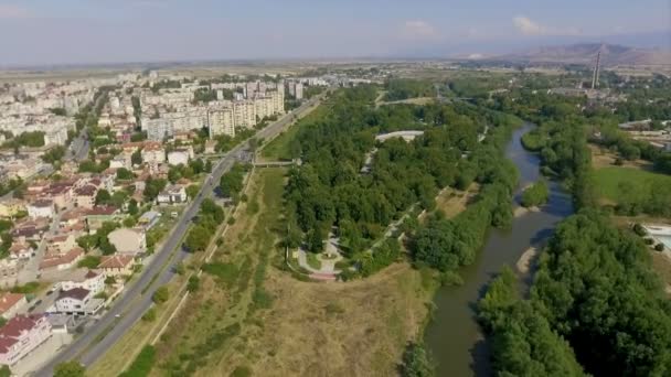 Luchtfoto van het eiland in Pazardzhik — Stockvideo