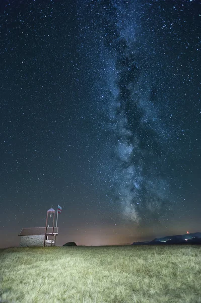 Milky way galaxy over a Chapel in Bulgaria — Stock Photo, Image