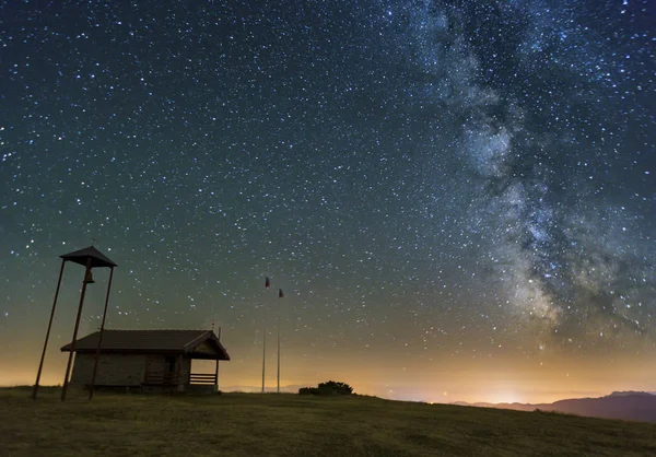 Milky way galaxy over a Chapel in Bulgaria — Stock Photo, Image