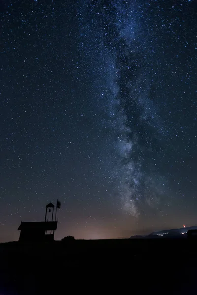 Samanyolu galaksisinin bir şapel Bulgaristan üzerinden — Stok fotoğraf