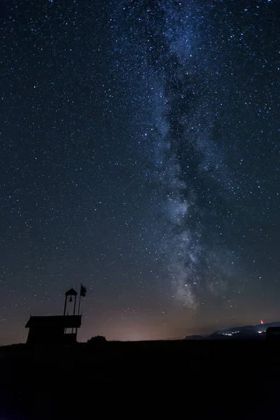 Milky way galaxy over a Chapel in Bulgaria — Stock Photo, Image