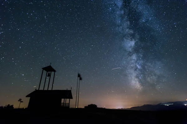 Tejút Galaxis fölött egy kápolna, Bulgária — Stock Fotó