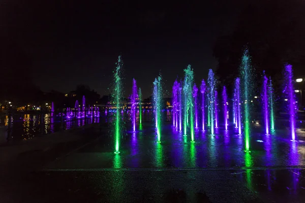 Fontana coloratamente illuminata — Foto Stock