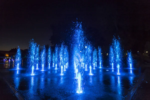 Bunt beleuchteter Brunnen — Stockfoto