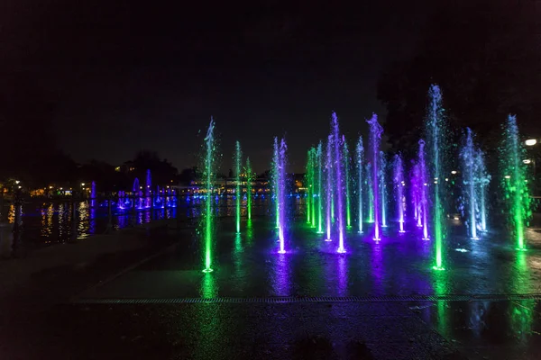 Fonte colorida iluminada — Fotografia de Stock