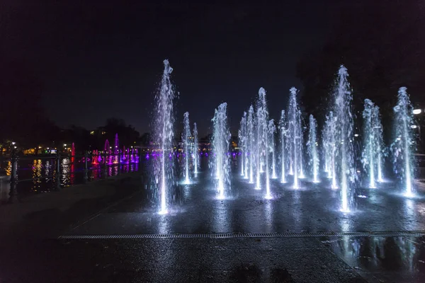 Kleurrijk verlicht fontein — Stockfoto