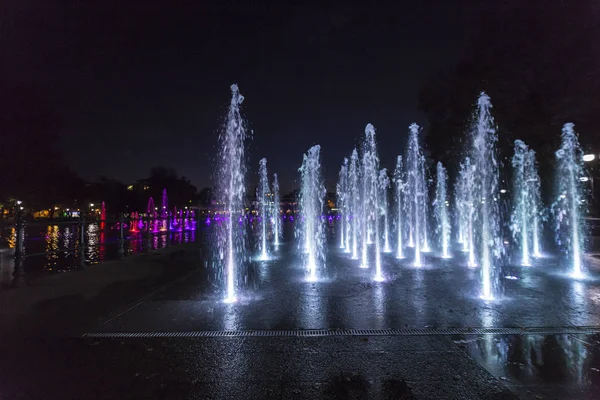 Fuente coloridamente iluminada —  Fotos de Stock