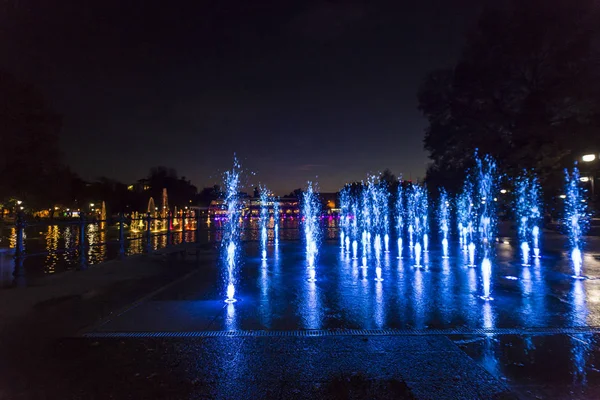 Fuente coloridamente iluminada —  Fotos de Stock