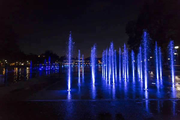 Fuente coloridamente iluminada — Foto de Stock