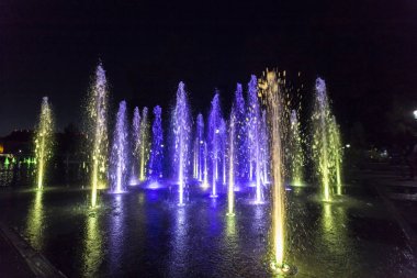 Renkli çeşme yaktı