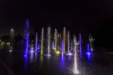 Renkli çeşme yaktı