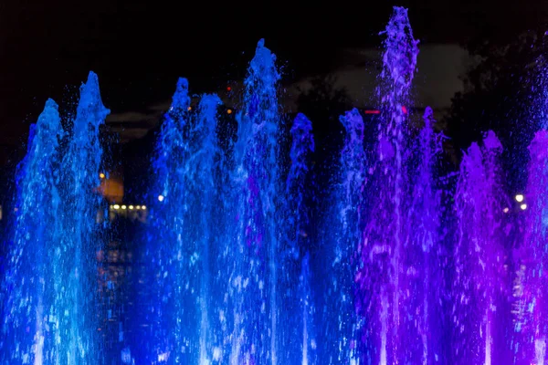Kleurrijke fontein water — Stockfoto