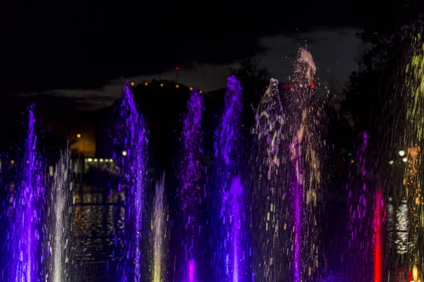 Kleurrijke fontein water — Stockfoto