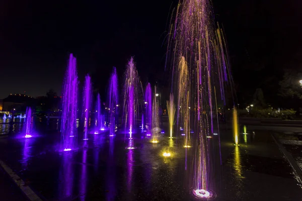 Fontana coloratamente illuminata — Foto Stock