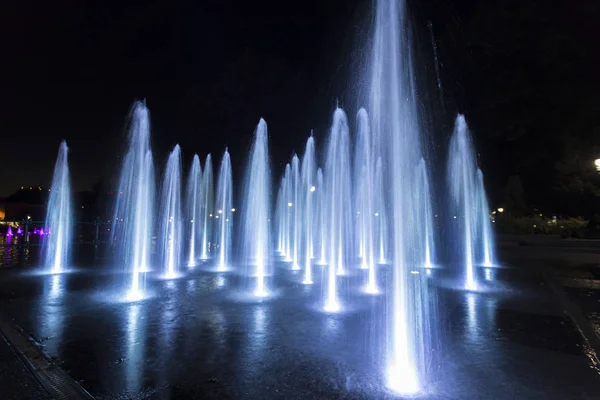 Bunt beleuchteter Brunnen — Stockfoto