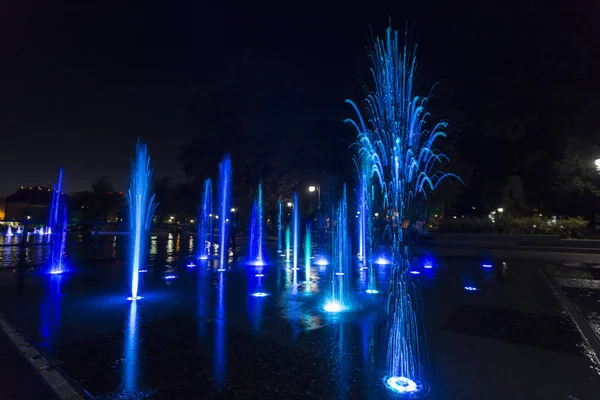 Барвисто лит фонтан — стокове фото