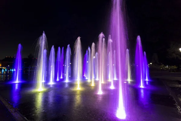 Fontana coloratamente illuminata — Foto Stock