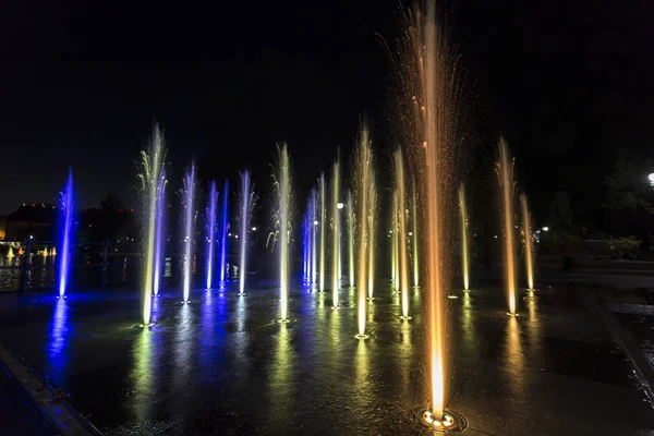 Fuente coloridamente iluminada — Foto de Stock