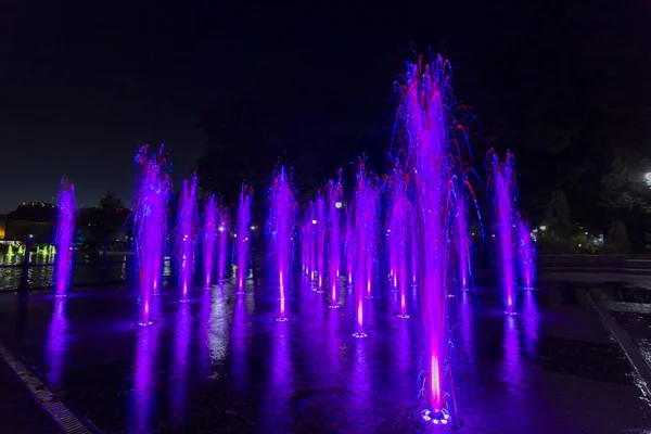 Fuente coloridamente iluminada — Foto de Stock