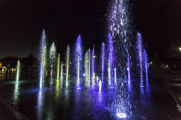 Kleurrijk verlicht fontein — Stockfoto