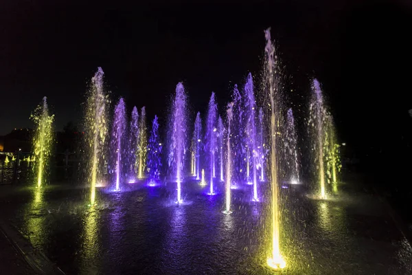 Bunt beleuchteter Brunnen — Stockfoto