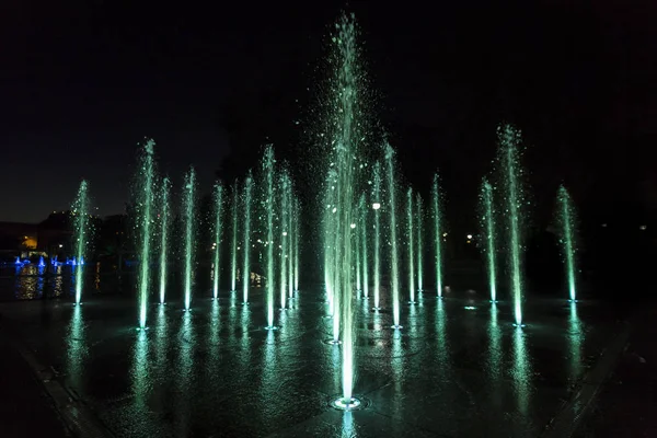 Bunt beleuchteter Brunnen — Stockfoto