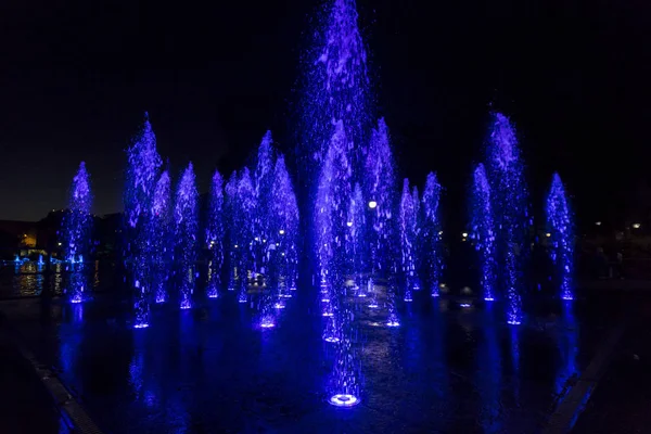 Kleurrijk verlicht fontein — Stockfoto