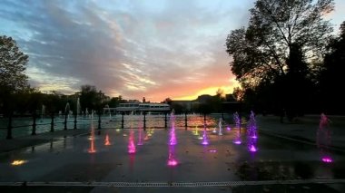 Gökkuşağı renkleri ile yaktı çeşme