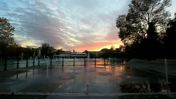 Fontaine éclairée avec des couleurs arc-en-ciel — Video