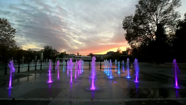 Fontein verlicht met regenboogkleuren — Stockvideo