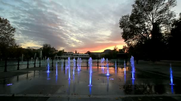 Fontaine éclairée avec des couleurs arc-en-ciel — Video