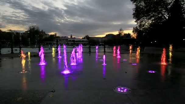 Fuente iluminada con colores arcoíris — Vídeo de stock