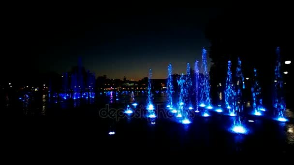 Fontaine éclairée avec des couleurs arc-en-ciel — Video