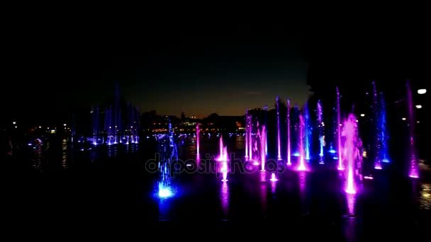 喷泉点燃与彩虹的颜色 — 图库视频影像