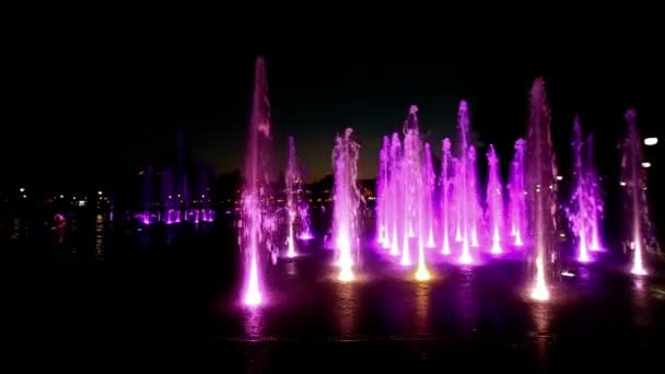 Fontaine éclairée avec des couleurs arc-en-ciel — Video