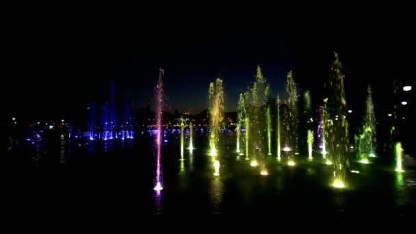 Fontaine éclairée avec des couleurs arc-en-ciel — Video