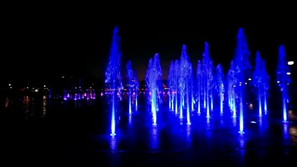 Fontaine éclairée avec des couleurs arc-en-ciel — Video