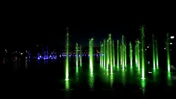 Fontaine éclairée avec des couleurs arc-en-ciel — Video